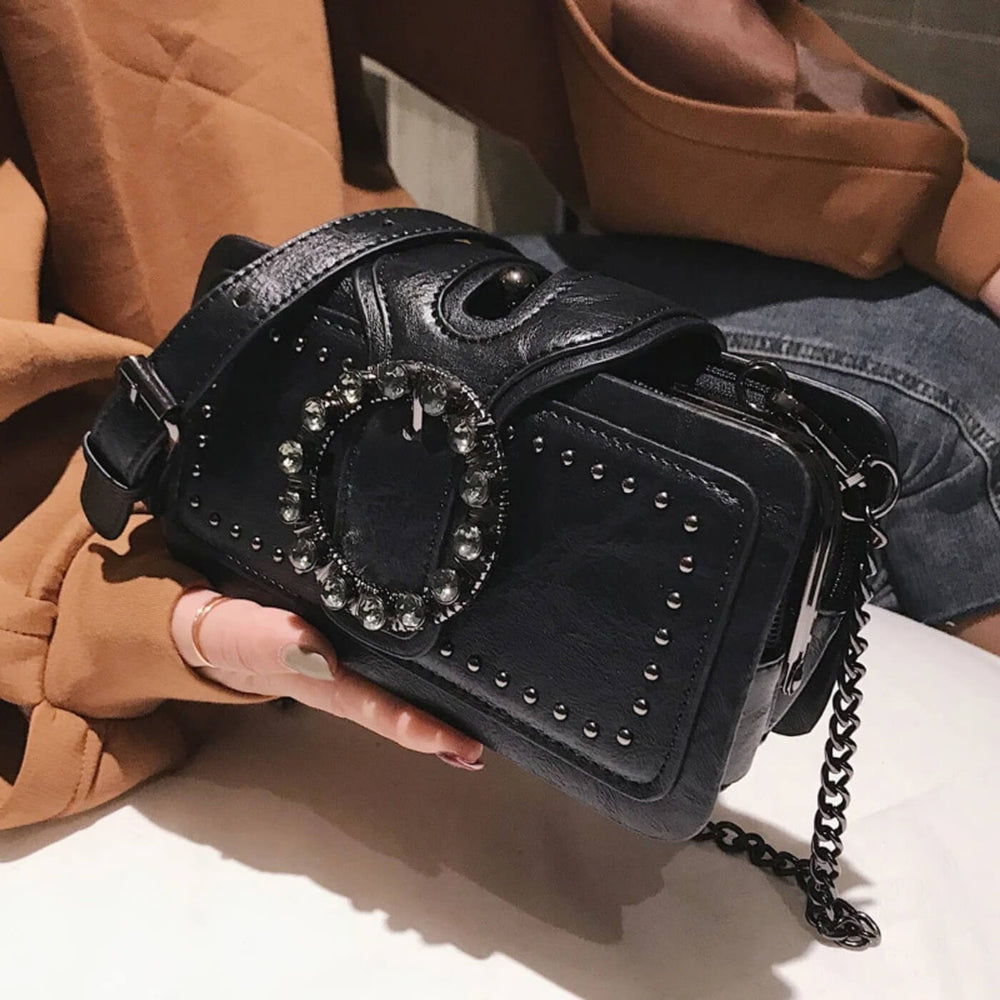 Simone - Clutch com Fivela Redonda e Tachas