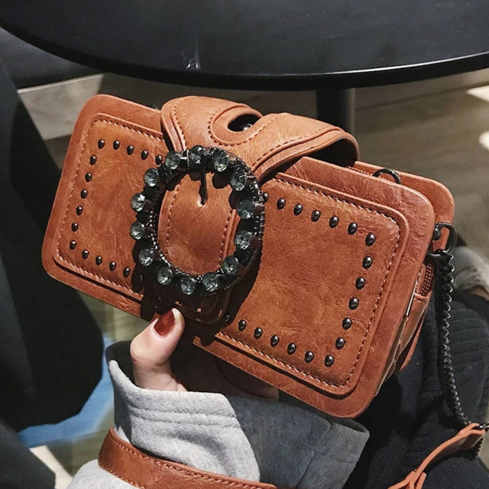 Simone - Clutch com Fivela Redonda e Tachas
