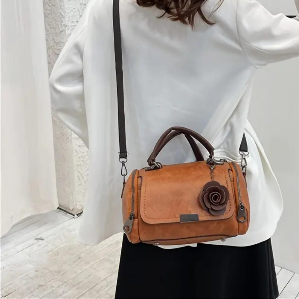 Mirela - Bolsa de Mão com Flor Decorativa