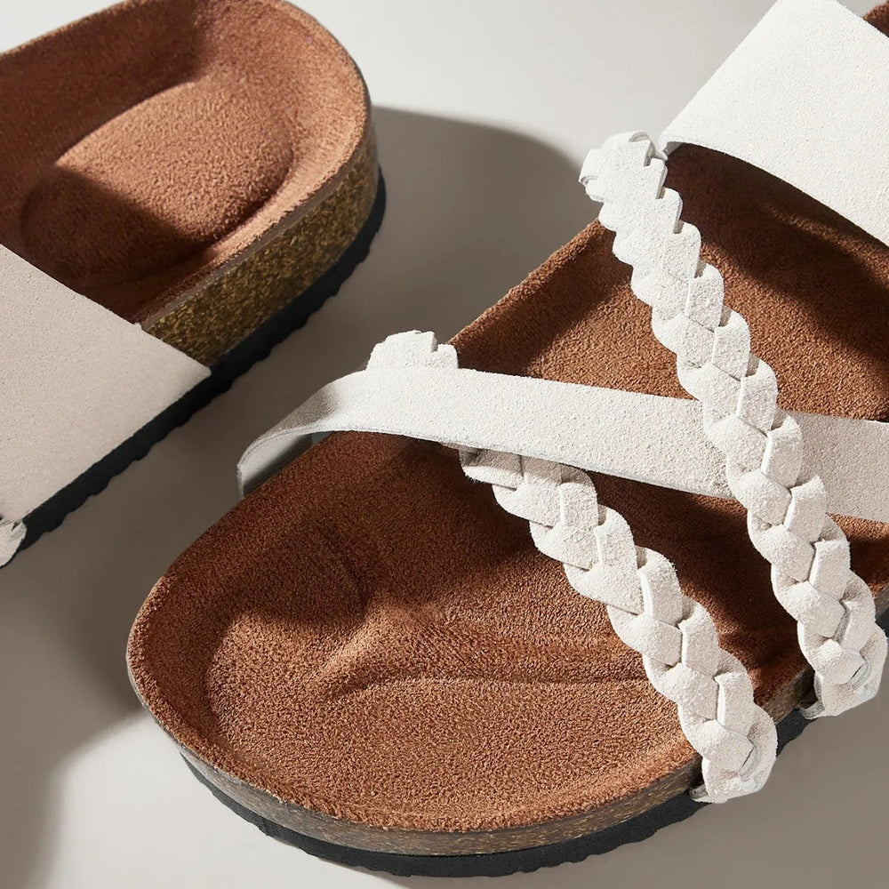 Elaine - Chinelo com Tranças, Fivela e Solado de Cortiça
