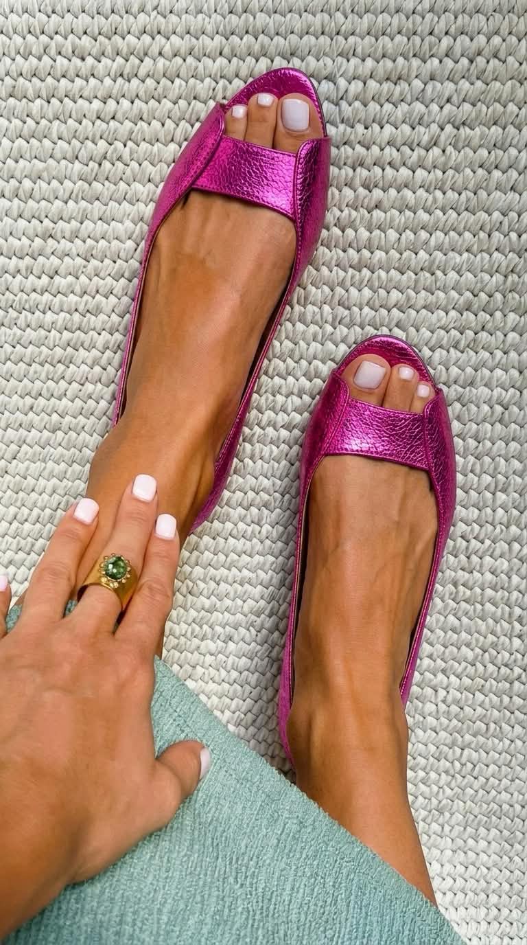 Delphine - Sandália Peep Toe com Textura Metalizada