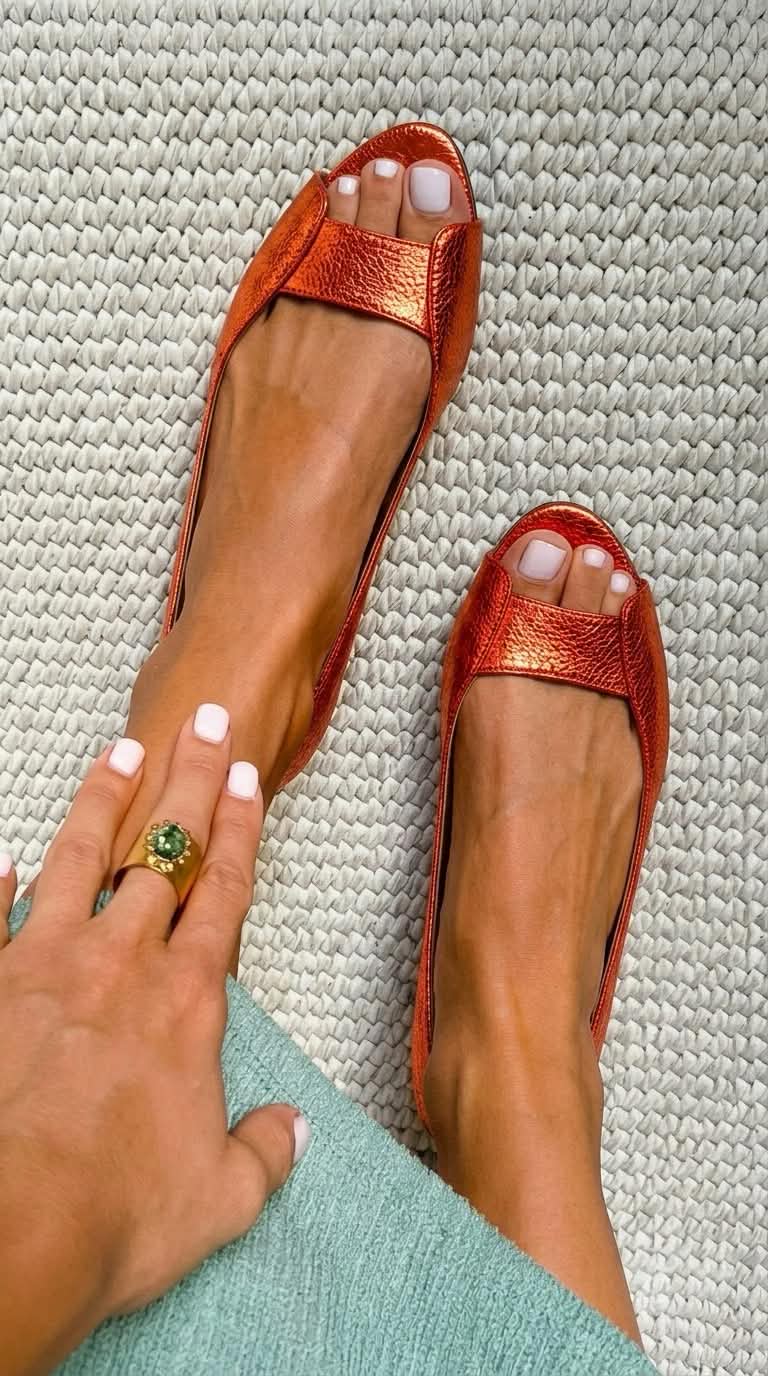 Delphine - Sandália Peep Toe com Textura Metalizada