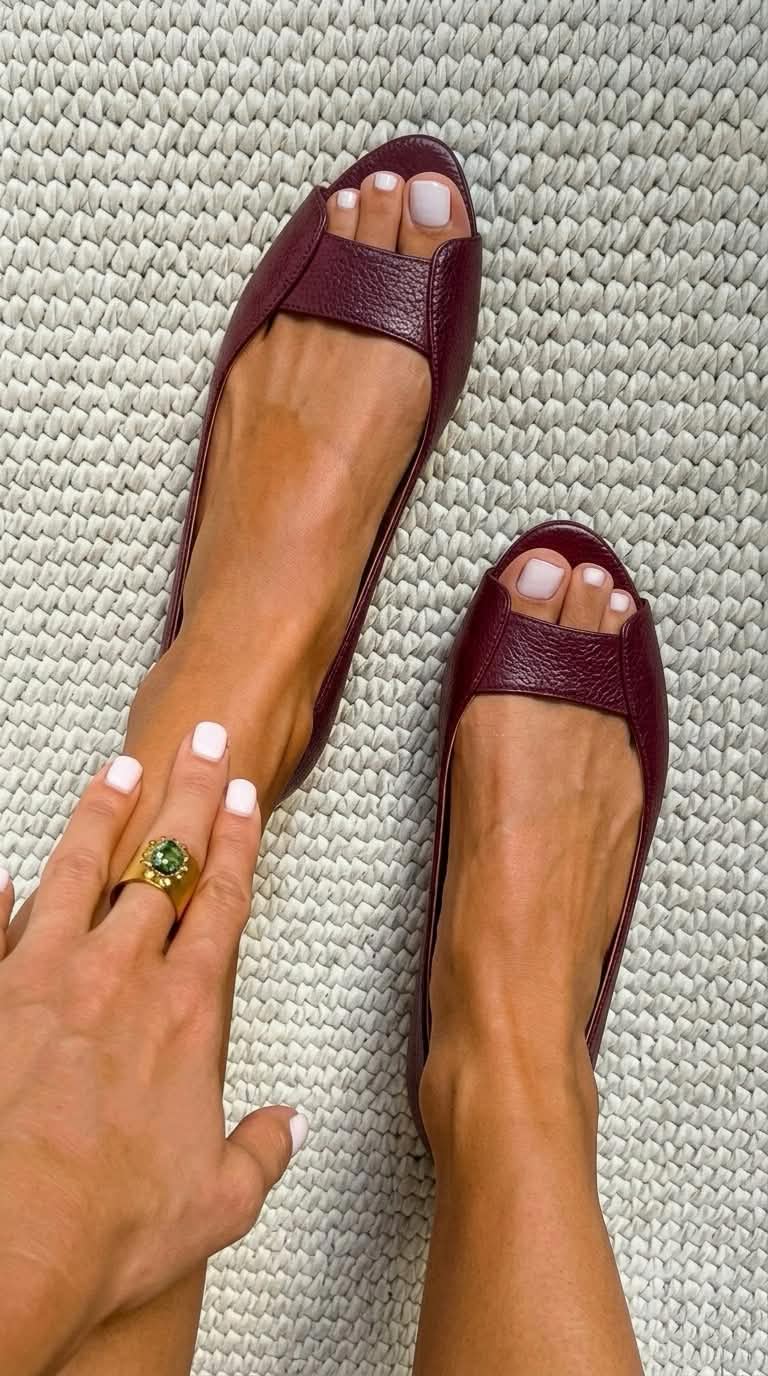 Delphine - Sandália Peep Toe com Textura Metalizada