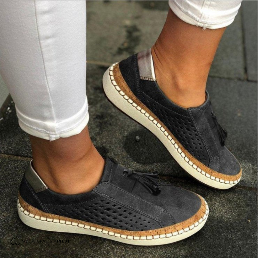 Emma - Tênis Slip On com Laterais Perfuradas e Franja