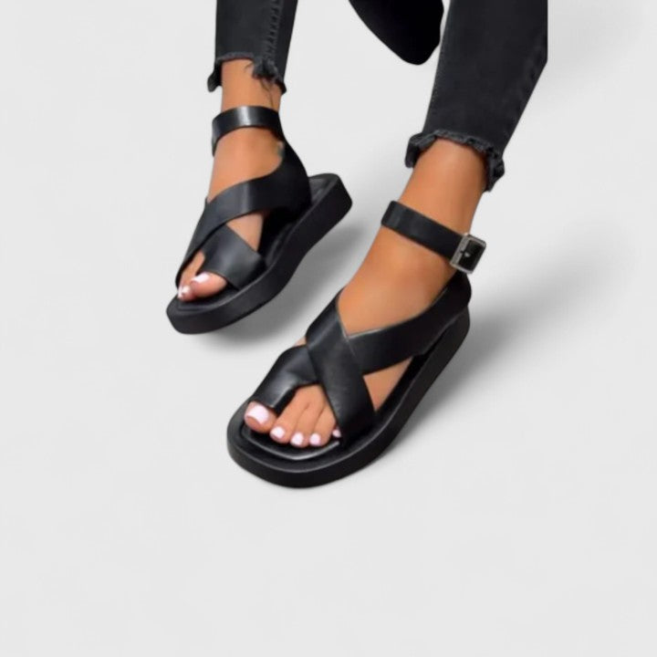 Lalaine - Sandália Flatform com Alça no Dedo e Tornozeleira
