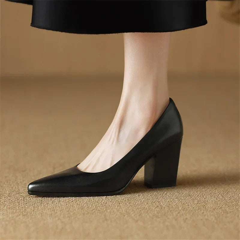 Zella - Scarpin de Bico Fino com Salto Grosso