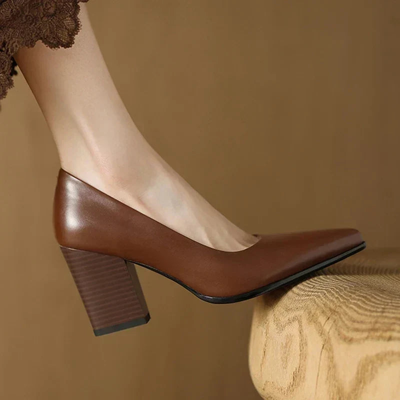 Zella - Scarpin de Bico Fino com Salto Grosso