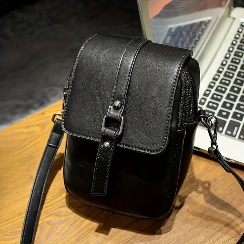 Rebeca - Bolsa Transversal Pequena com Aba e Presilha