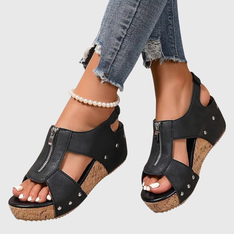 Styla - Sandália Anabela Alta com Zíper Frontal e Tachas