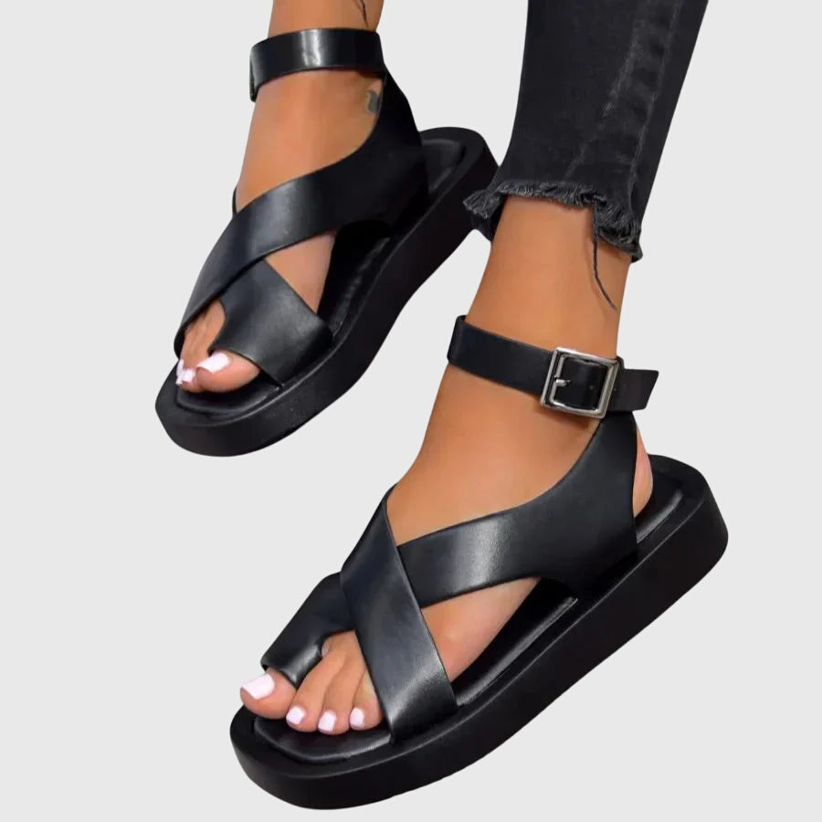 Tess - Sandália Flatform com Tira no Dedo e Fivela