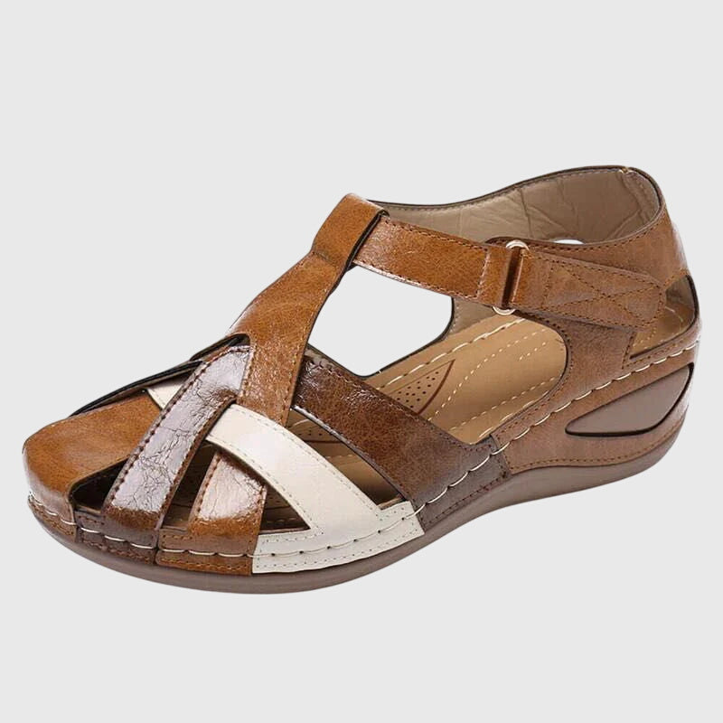 Lorelei - Sandália Fechada com Tiras Entrelaçadas e Velcro