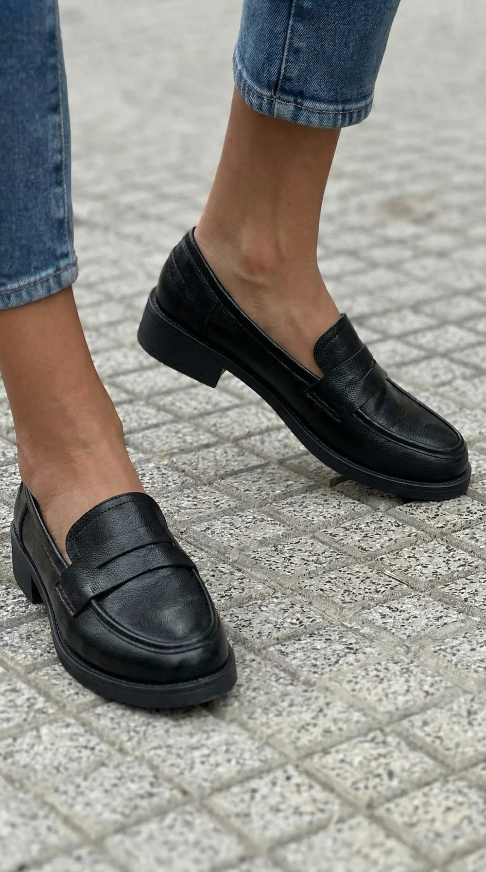 Evana - Mocassim Penny Clássico com Solado Robusto