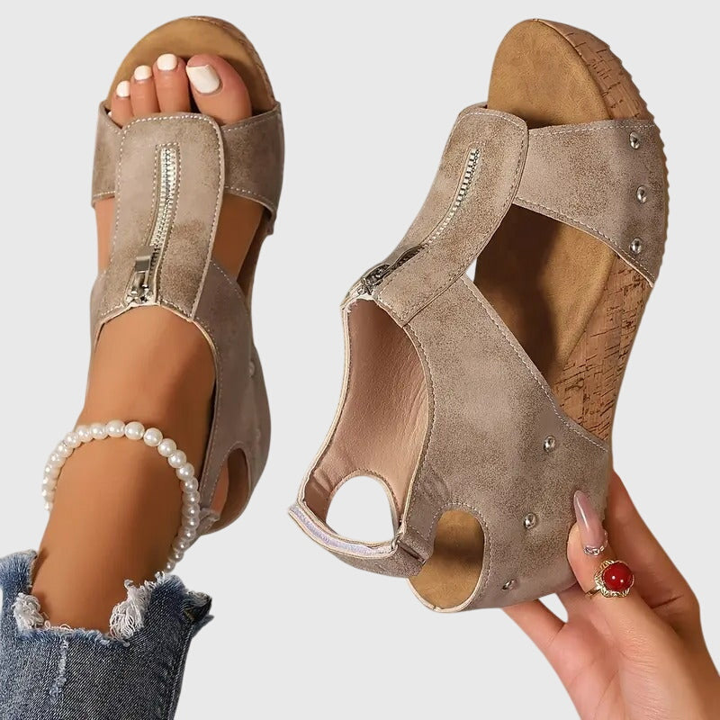 Styla - Sandália Anabela Alta com Zíper Frontal e Tachas