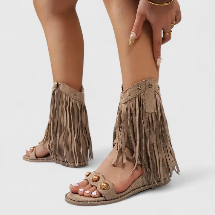Giselina - Sandália Gladiadora Rasteira com Franjas e Tachas