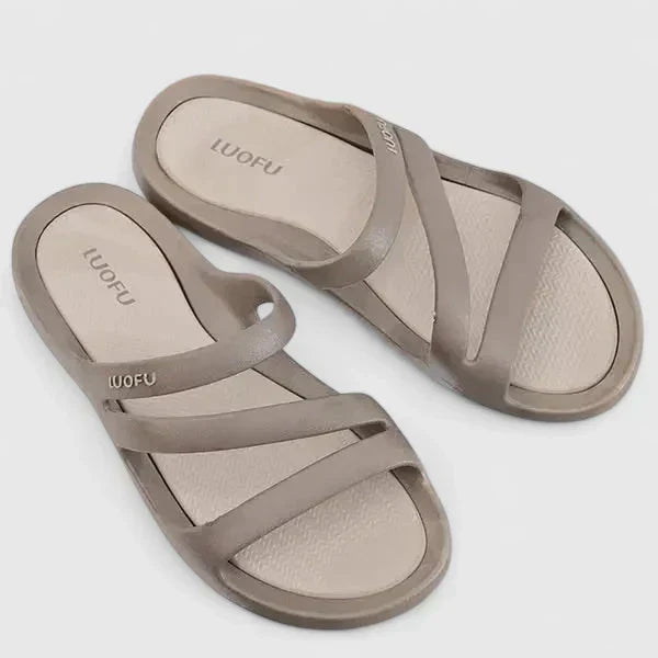 Daryell - Chinelo Moldado com Três Tiras Assimétricas