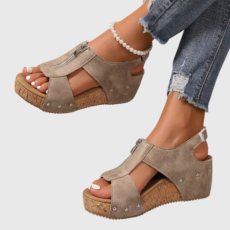 Styla - Sandália Anabela Alta com Zíper Frontal e Tachas