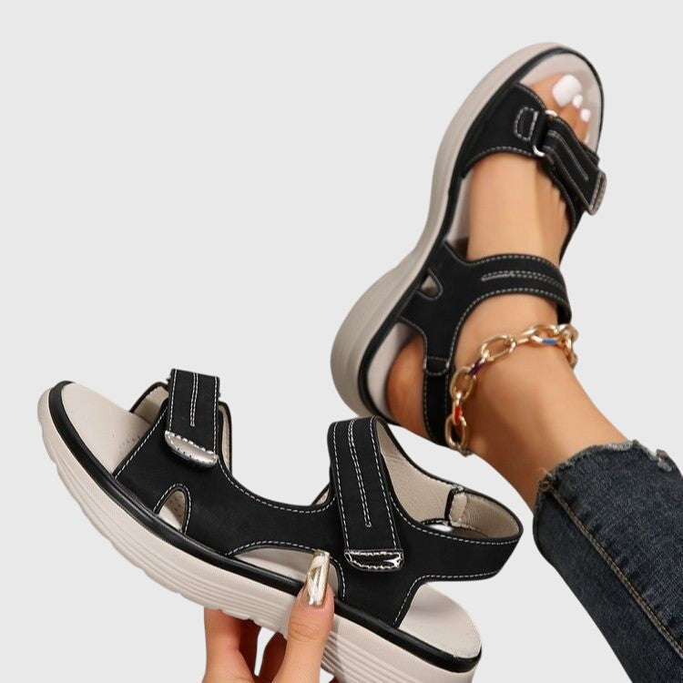 Casey - Sandália Plataforma com Velcro e Detalhe Metálico