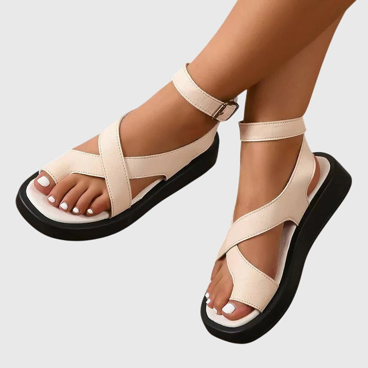 Tess - Sandália Flatform com Tira no Dedo e Fivela