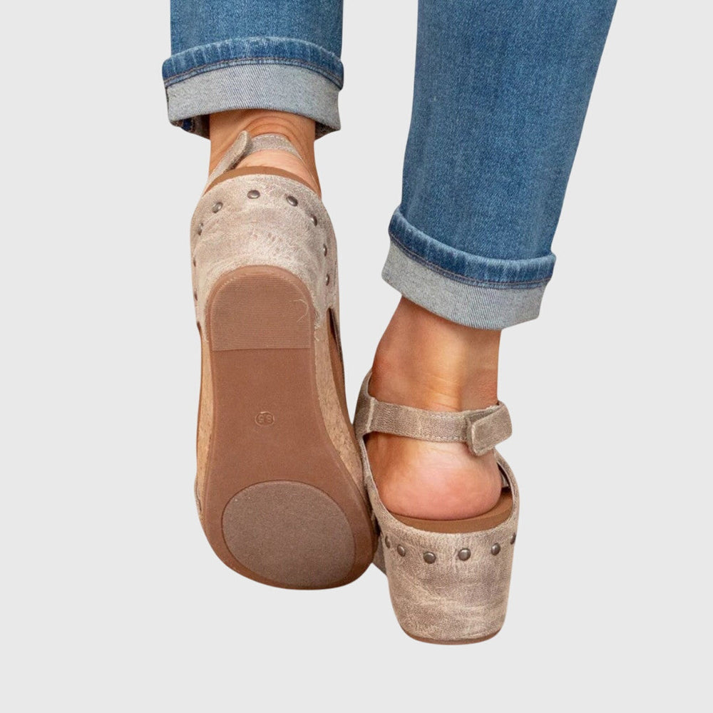 Adela - Sandália Anabela Peep Toe De Cabedal Alto