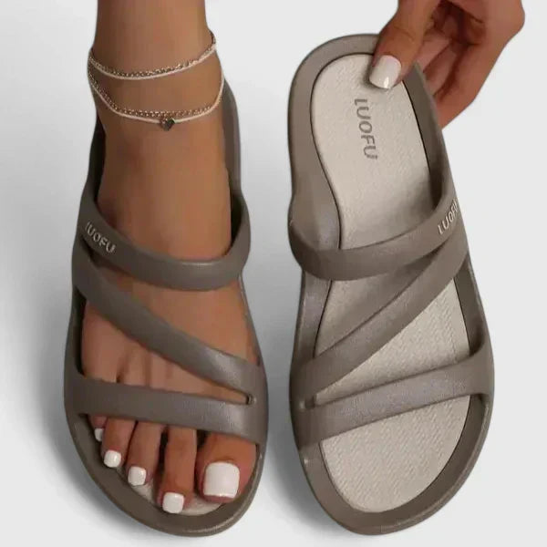 Daryell - Chinelo Moldado com Três Tiras Assimétricas