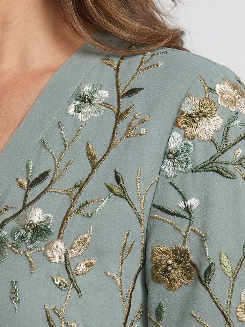 Evadne - Vestido Longo Floral com Decote V e Manga Curta
